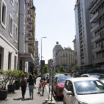 Milano, fuori pericolo l’uomo accoltellato dal detenuto in fuga: nessuna notizia della donna