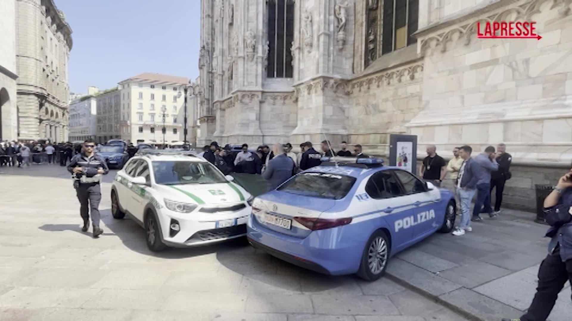 Milano, 35enne si getta dal Duomo e muore: sarebbe il detenuto ricercato Milano, 35enne si getta dal Duomo e muore: sarebbe il detenuto ricercato