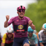 Giro d’Italia 2025, Pedersen vince la terza tappa e si riprende la maglia rosa