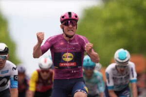Giro d’Italia 2025, Pedersen vince la terza tappa e si riprende la maglia rosa