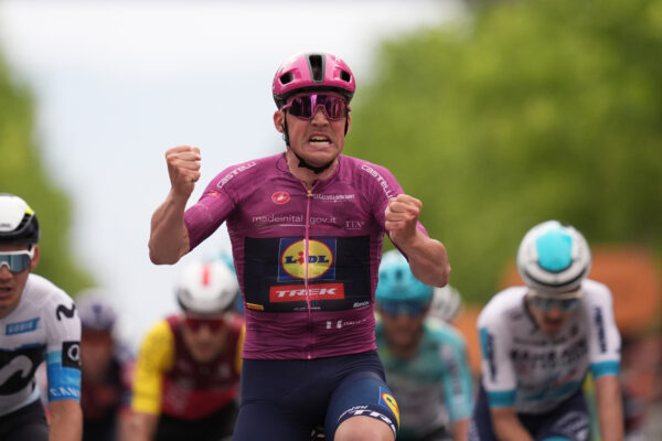 Giro d’Italia 2025, Pedersen vince la terza tappa e si riprende la maglia rosa