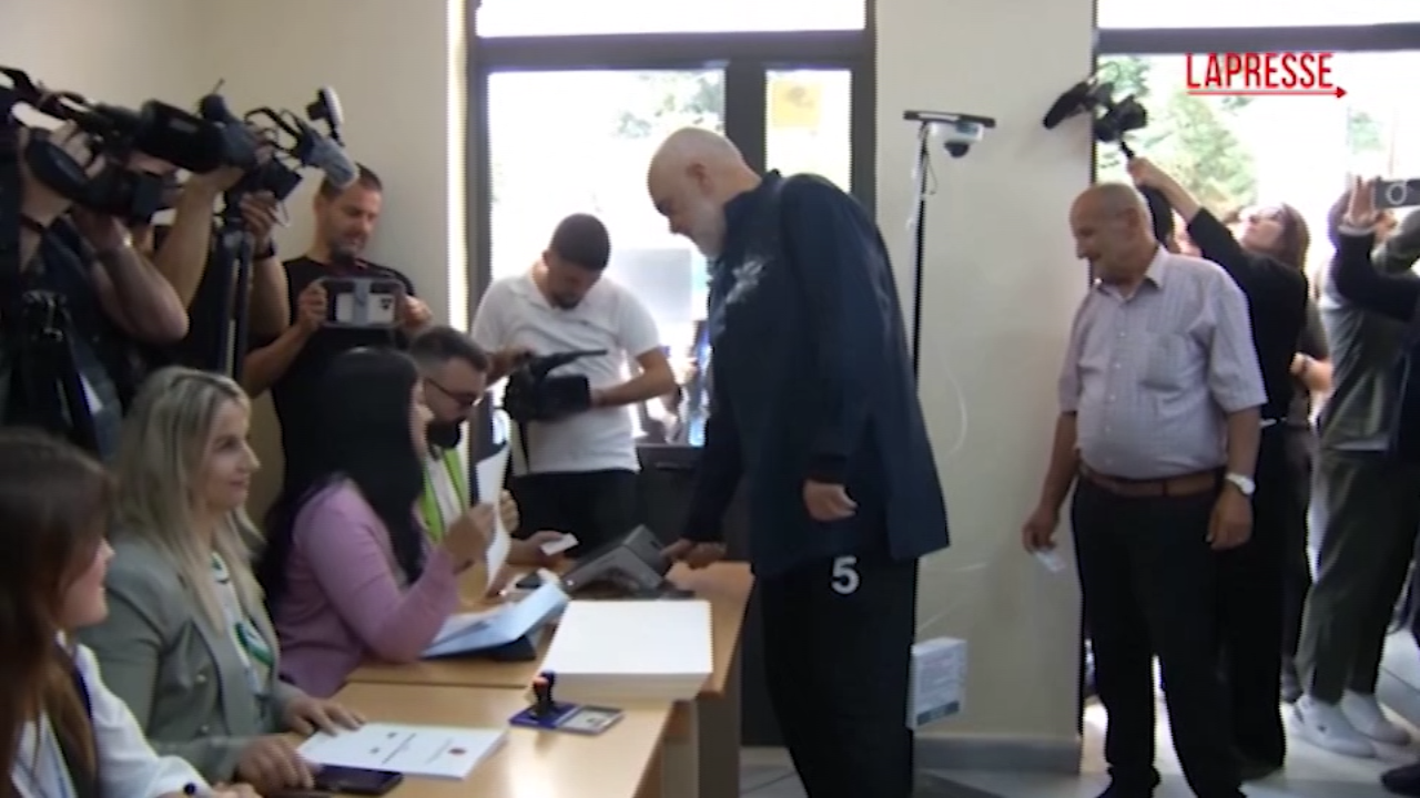 Albania, Edi Rama vota per le elezioni parlamentari Albania, Edi Rama vota per le elezioni parlamentari