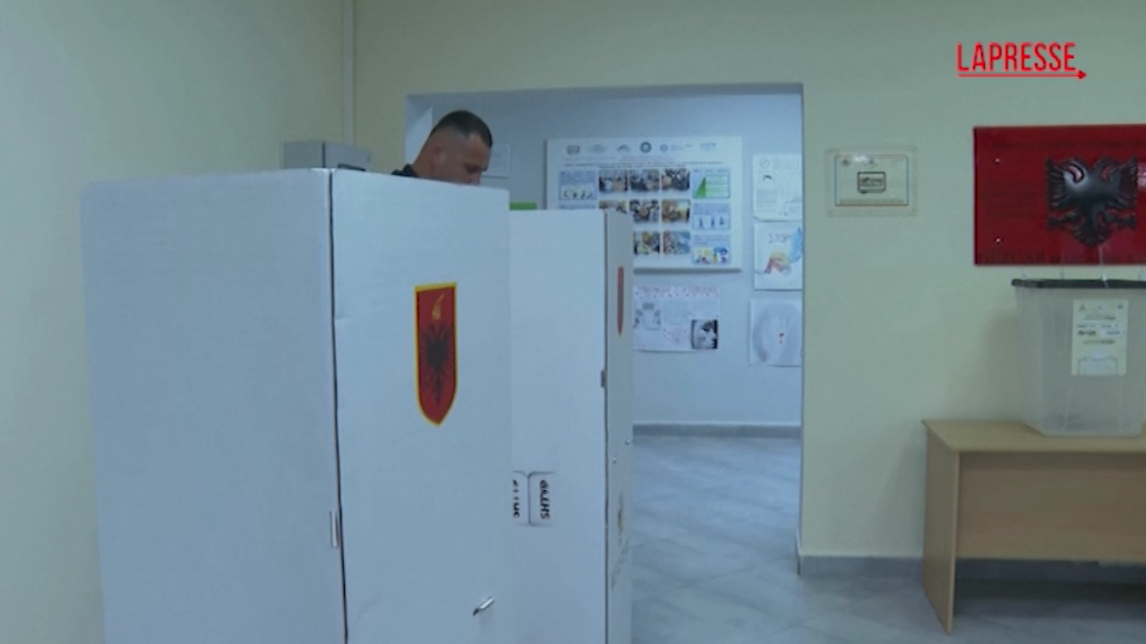 Albania, urne aperte per le elezioni generali Albania, urne aperte per le elezioni generali
