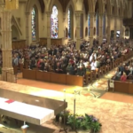 Papa Leone XIV, gli applausi durante la messa nella cattedrale della “sua” Chicago