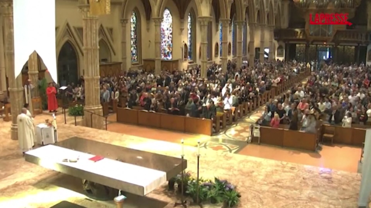 Papa Leone XIV, gli applausi durante la messa nella cattedrale della “sua” Chicago Papa Leone XIV, gli applausi durante la messa nella cattedrale della “sua” Chicago