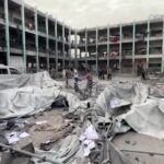 Gaza, Israele attacca una scuola. Almeno 16 morti, tra cui donne e bambini: le immagini delle macerie