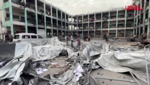 Gaza, Israele attacca una scuola. Almeno 16 morti, tra cui donne e bambini: le immagini delle macerie