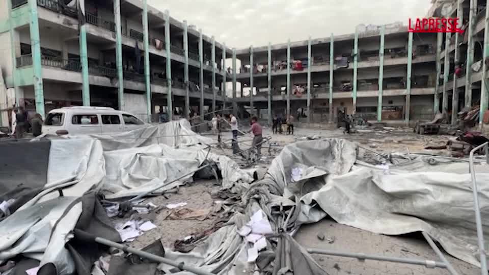 gaza israele attacca una scuola almeno 16 morti tra cui donne e bambini le immagini delle macerie da Lapresse.it gaza israele attacca una scuola almeno 16 morti tra cui donne e bambini le immagini delle macerie