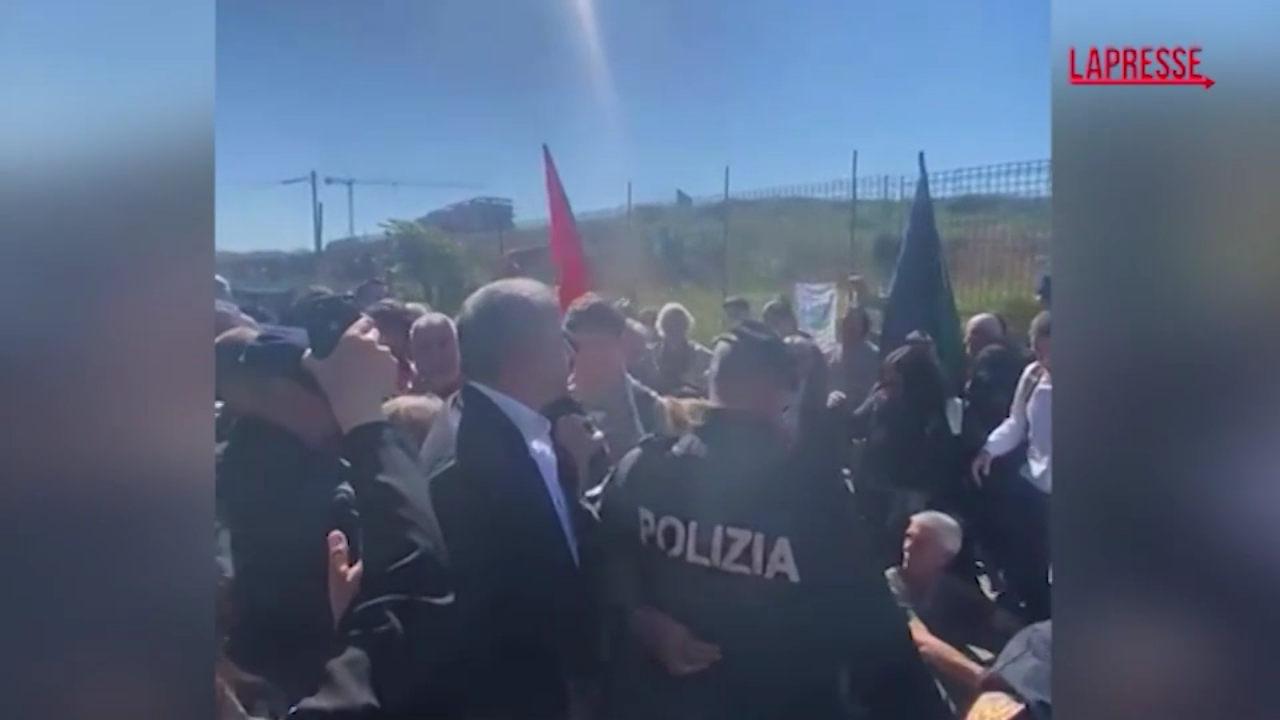 Stadio Roma, tensione tra comitati e polizia contro l’inizio dei cantieri Stadio Roma, tensione tra comitati e polizia contro l’inizio dei cantieri