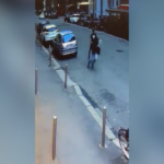 Emanuele De Maria, il filmato dell’aggressione con il coltello al collega davanti all’hotel