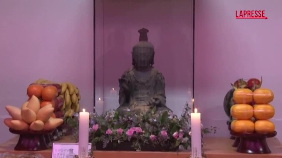 La Corea del Sud restituisce al Giappone una statua buddista rubata nel 2012 La Corea del Sud restituisce al Giappone una statua buddista rubata nel 2012