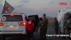 Israele, liberato l’ostaggio Edan Alexander: l’abbraccio con la famiglia