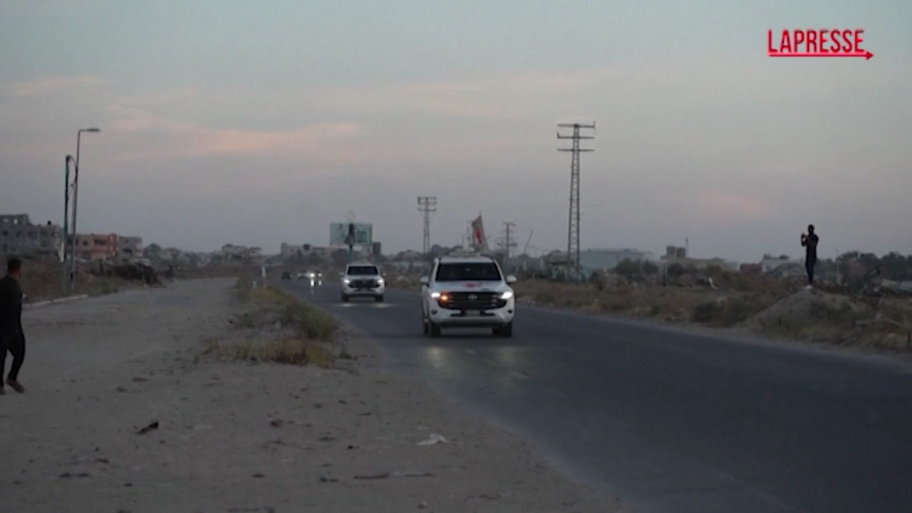 Gaza, il convoglio della Croce Rossa che trasporta l’ostaggio liberato da Hamas Gaza, il convoglio della Croce Rossa che trasporta l’ostaggio liberato da Hamas
