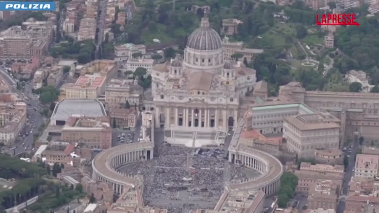 Papa Leone XIV, le immagini dall’elicottero della prima benedizione domenicale Papa Leone XIV, le immagini dall’elicottero della prima benedizione domenicale