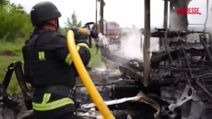 Ucraina, attacco con droni russi su Sumy: centrata in pieno un’auto