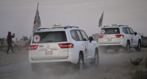 Gaza, Hamas ha liberato l’ostaggio americano. La Croce Rossa lo consegna a Israele