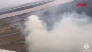 Russia, boschi in fiamme ai confini con la Cina: le immagini dei soccorsi