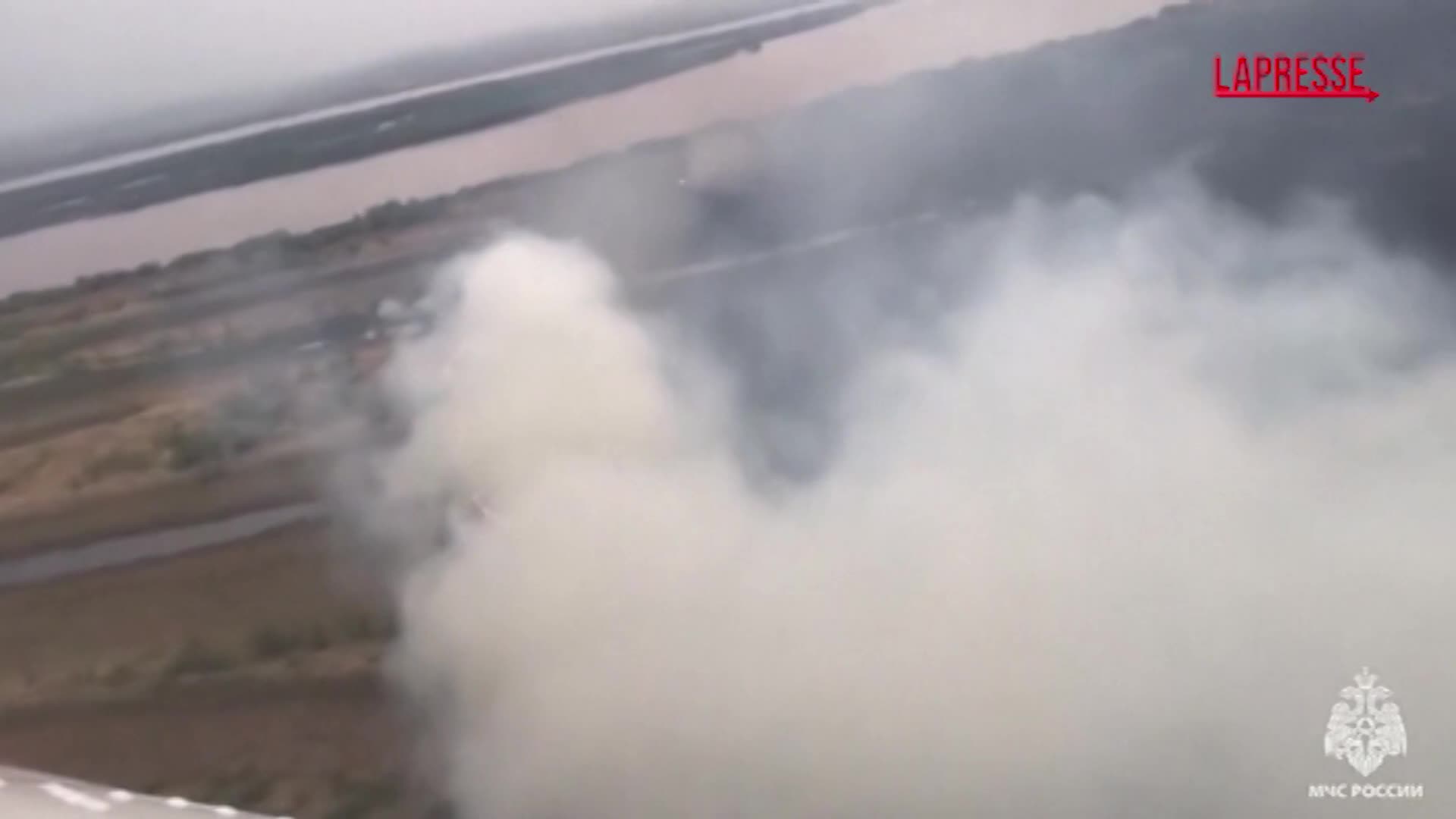 Russia, boschi in fiamme ai confini con la Cina: le immagini dei soccorsi Russia, boschi in fiamme ai confini con la Cina: le immagini dei soccorsi
