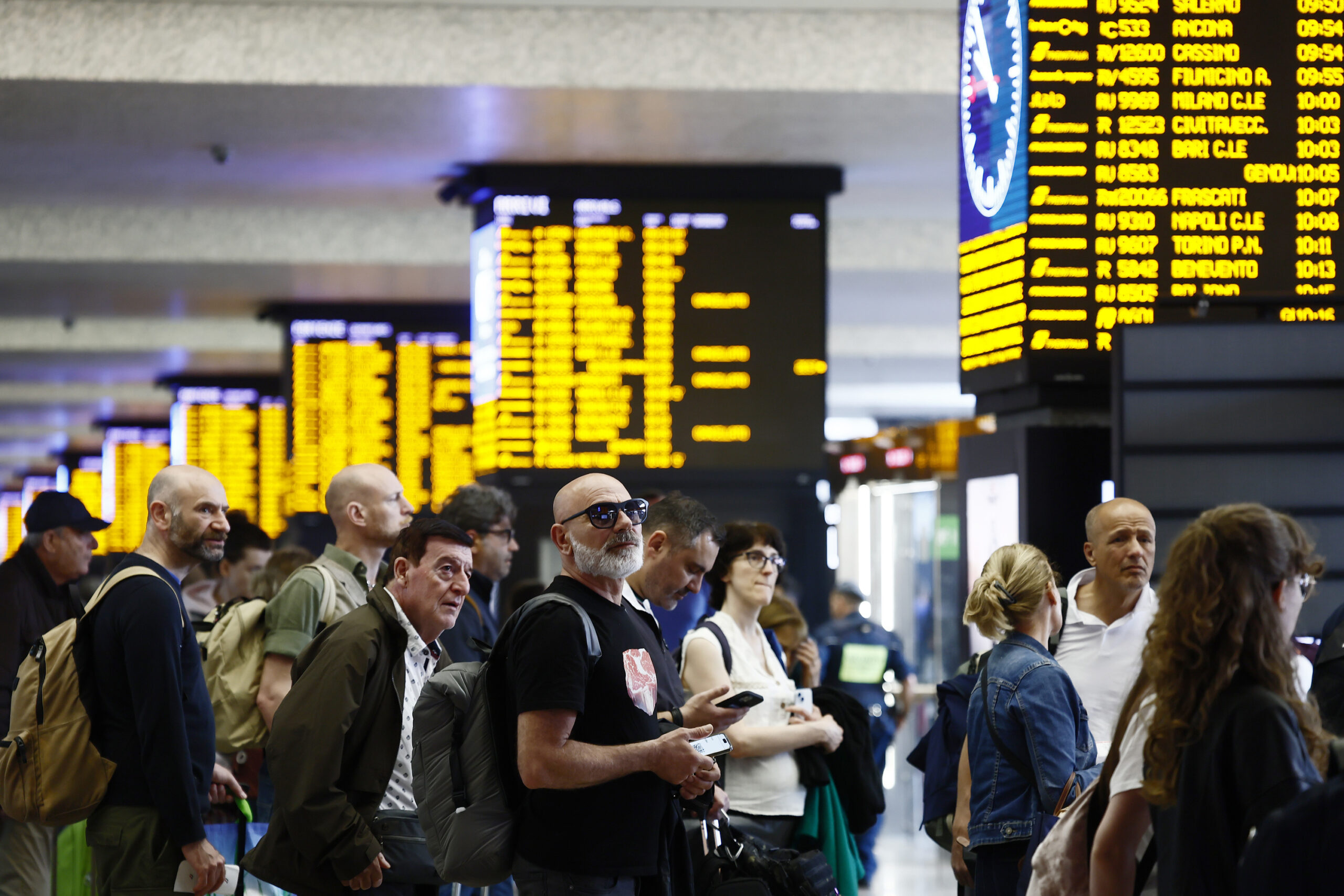 Investimento in Calabria, treni in ritardo di 8 ore: caos alla stazione Termini