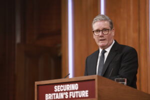 Keir Starmer alla conferenza stampa sul tema immigrazione