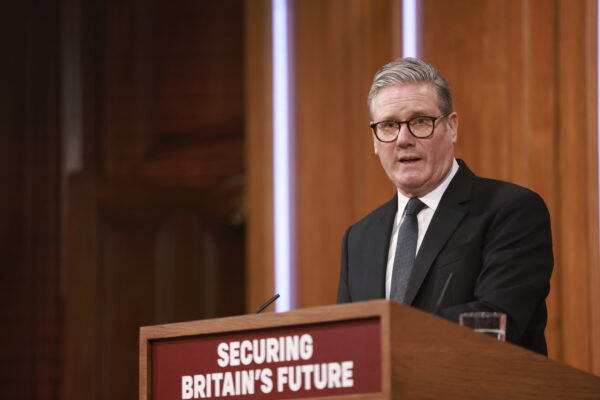 Keir Starmer alla conferenza stampa sul tema immigrazione