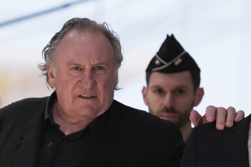 Gérard Depardieu colpevole di aggressione sessuale: condannato a 18 mesi Gérard Depardieu colpevole di aggressione sessuale: condannato a 18 mesi