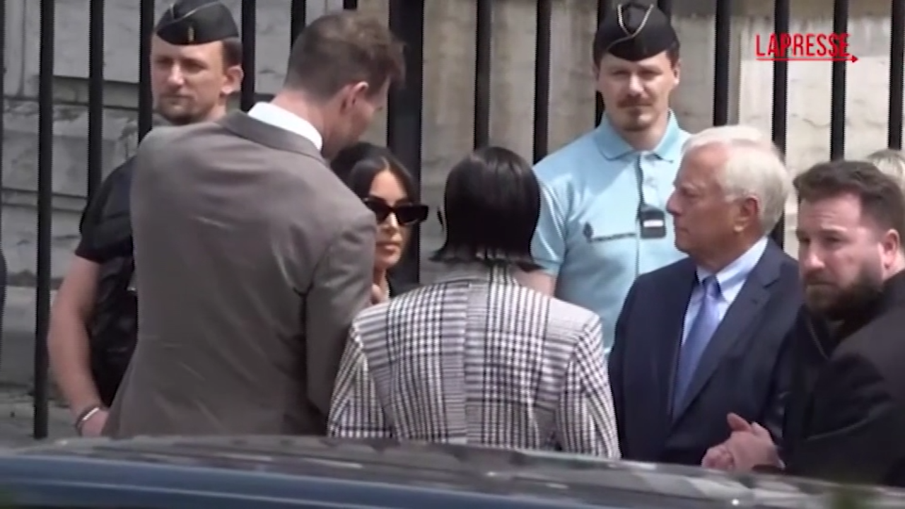 Kim Kardashian e la rapina a Parigi, l’influencer testimonia in tribunale Kim Kardashian e la rapina a Parigi, l’influencer testimonia in tribunale