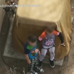 New Mexico, agenti disarmano dei bambini armati: il video