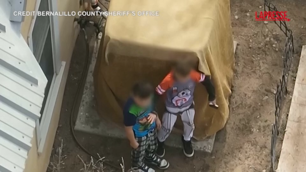 New Mexico, agenti disarmano dei bambini armati: il video New Mexico, agenti disarmano dei bambini armati: il video