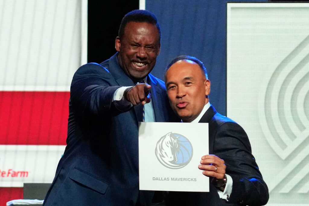 Nba, Dallas vince la lotteria del draft: quasi sicuro l’arrivo del fenomeno Cooper Flagg Nba, Dallas vince la lotteria del draft: quasi sicuro l’arrivo del fenomeno Cooper Flagg