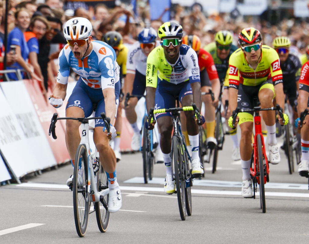 Giro d’Italia 2025, Van Uden vince la quarta tappa: Pedersen resta in rosa Giro d’Italia 2025, Van Uden vince la quarta tappa: Pedersen resta in rosa
