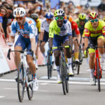 Giro d’Italia 2025, Van Uden vince la quarta tappa: Pedersen resta in rosa