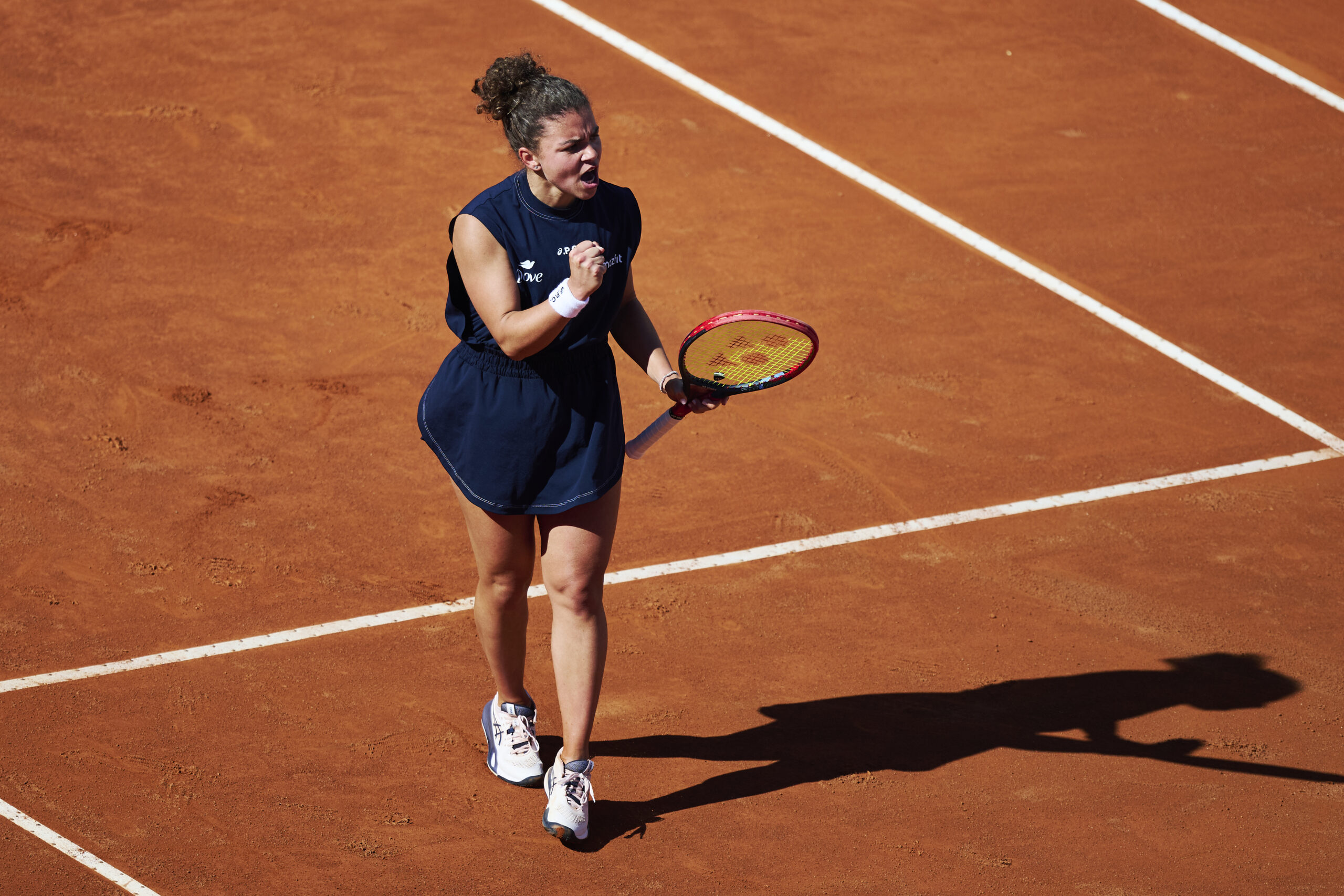 Internazionali Roma 2025, Jasmine Paolini batte Shnaider in rimonta e va in semifinale
