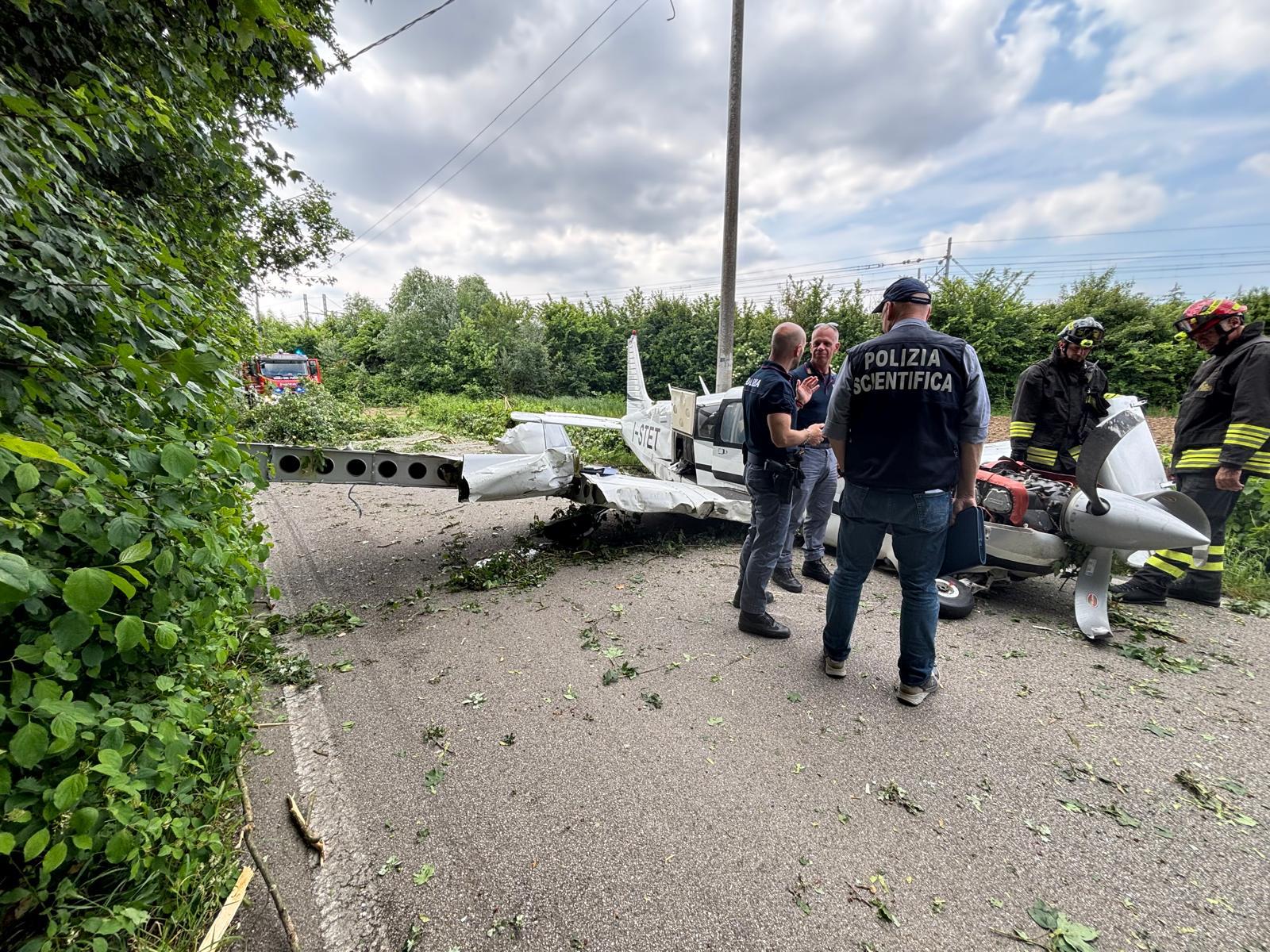 Padova, aereo da turismo atterra in strada: illese le persone a bordo Padova, aereo da turismo atterra in strada: illese le persone a bordo