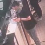 Emanuele De Maria, le immagini dell’acquisto del biglietto in Duomo