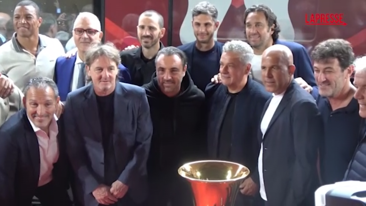 Finale Coppa Italia 2025, da Totti a Baggio: le leggende del calcio accolgono il trofeo a Roma Finale Coppa Italia 2025, da Totti a Baggio: le leggende del calcio accolgono il trofeo a Roma