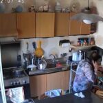 Terremoto Napoli, scossa ripresa da una telecamera a Pozzuoli: il boato e il caos in cucina