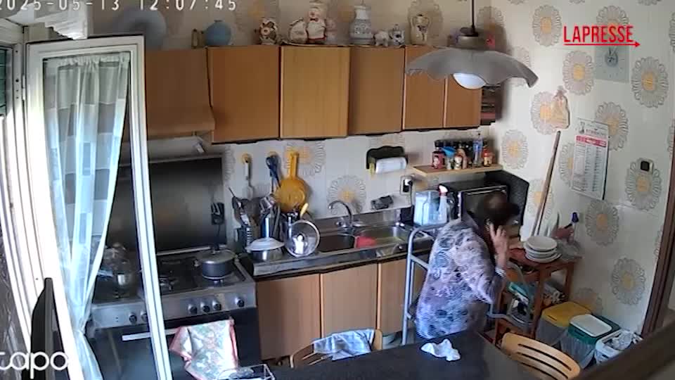 Terremoto Napoli, scossa ripresa da una telecamera a Pozzuoli: il boato e il caos in cucina Terremoto Napoli, scossa ripresa da una telecamera a Pozzuoli: il boato e il caos in cucina