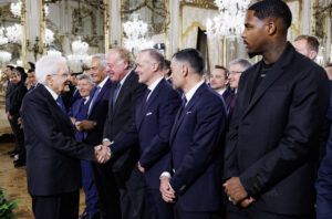 Il presidente della Repubblica Sergio Mattarella saluta dirigenti e atleti durante l’incontro al Quirinale con le squadre di calcio di Milan e Bologna, finaliste della Coppa Italia Frecciarossa, Roma, Martedì 13 Maggio 2025 (Foto Roberto Monaldo / LaPresse)