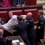 Meloni alla Camera, Magi vestito da fantasma in Aula: espulso