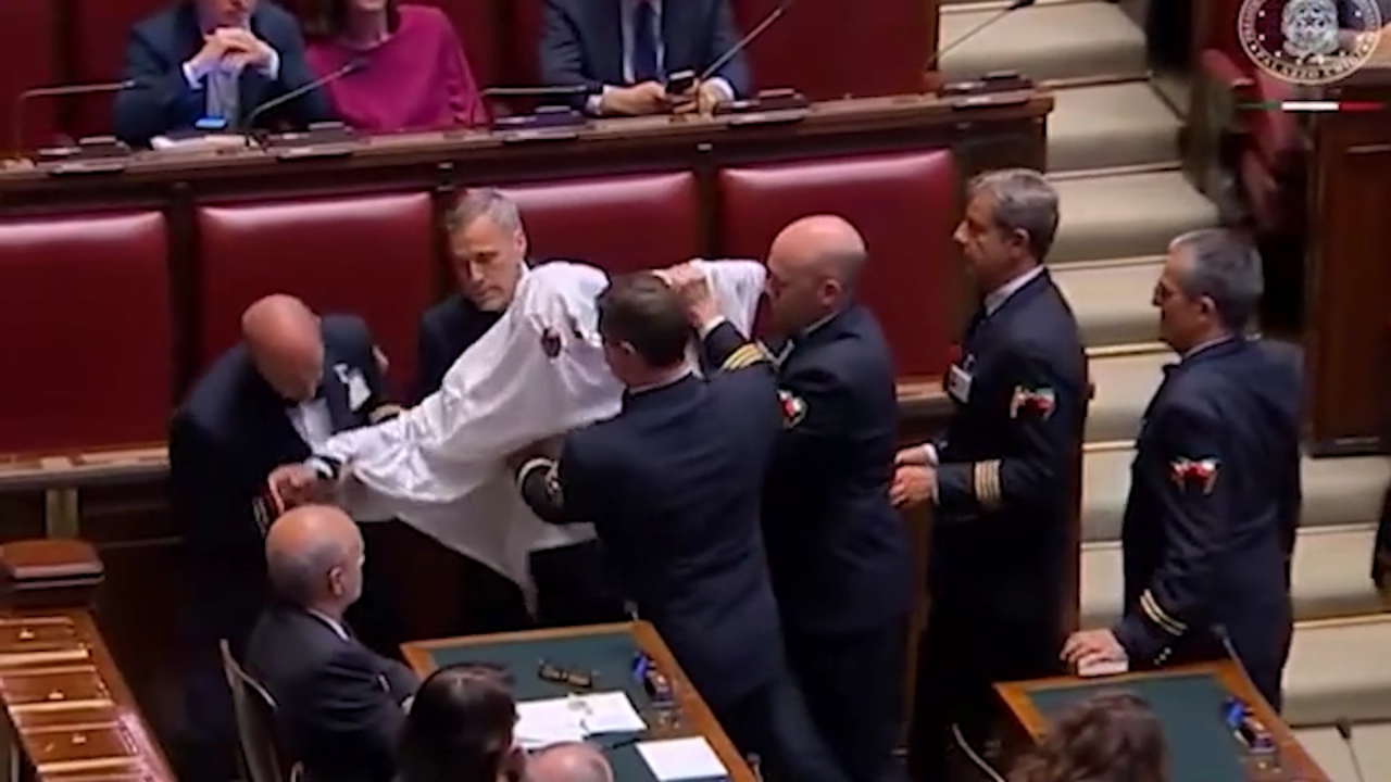 Meloni alla Camera, Magi vestito da fantasma in Aula: espulso Meloni alla Camera, Magi vestito da fantasma in Aula: espulso