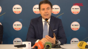 Conte a Meloni: “Genuflessa ed emarginata, con sindrome di Calimero”