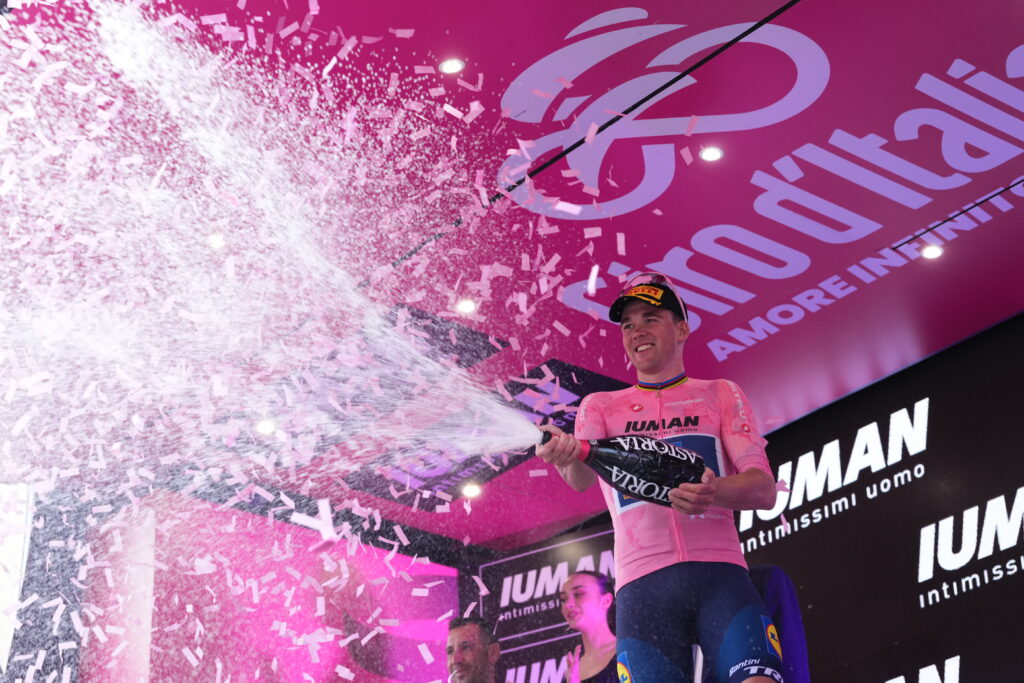 Giro d’Italia 2025, Pedersen vince anche la 5/a tappa e resta maglia rosa Giro d’Italia 2025, Pedersen vince anche la 5/a tappa e resta maglia rosa