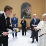 Jannik Sinner ricevuto da Papa Leone XIV, il tennista regala la racchetta al Pontefice