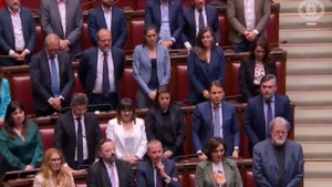Premier Time, Conte si alza e chiede silenzio per Gaza: Meloni e centrodestra seduti