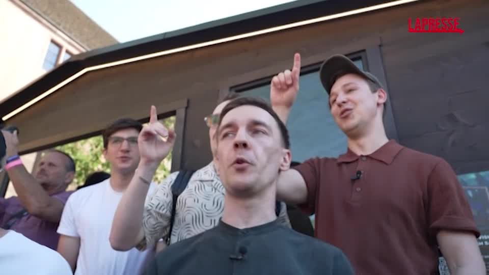 Eurovision 2025, i concorrenti svedesi KAJ visitano una sauna a Basilea