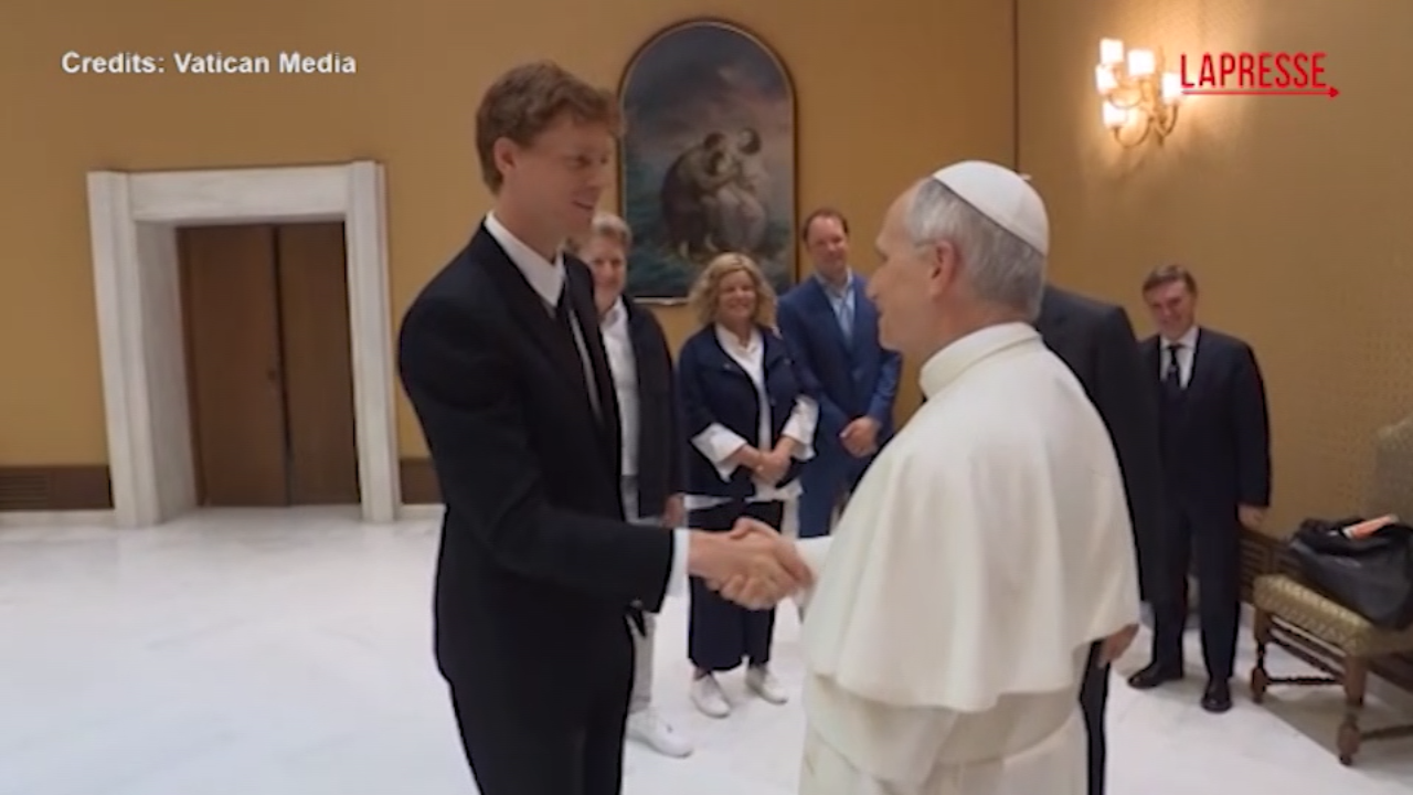 Sinner da Papa Leone XIV: Jannik gli dona la sua racchetta Sinner da Papa Leone XIV: Jannik gli dona la sua racchetta