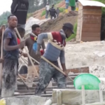 Congo, minatori estraggono manualmente minerali strategici