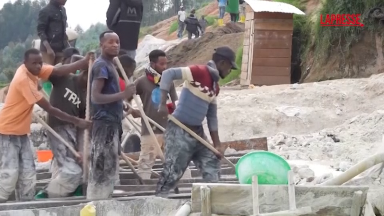 congo minatori estraggono manualmente minerali strategici da Lapresse.it congo minatori estraggono manualmente minerali strategici