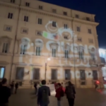 Cittadinanza, il logo referendum proiettato su Palazzo Chigi